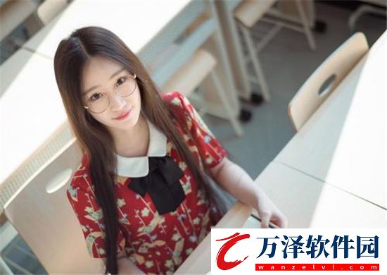 只穿一件外套坐公交車(chē)